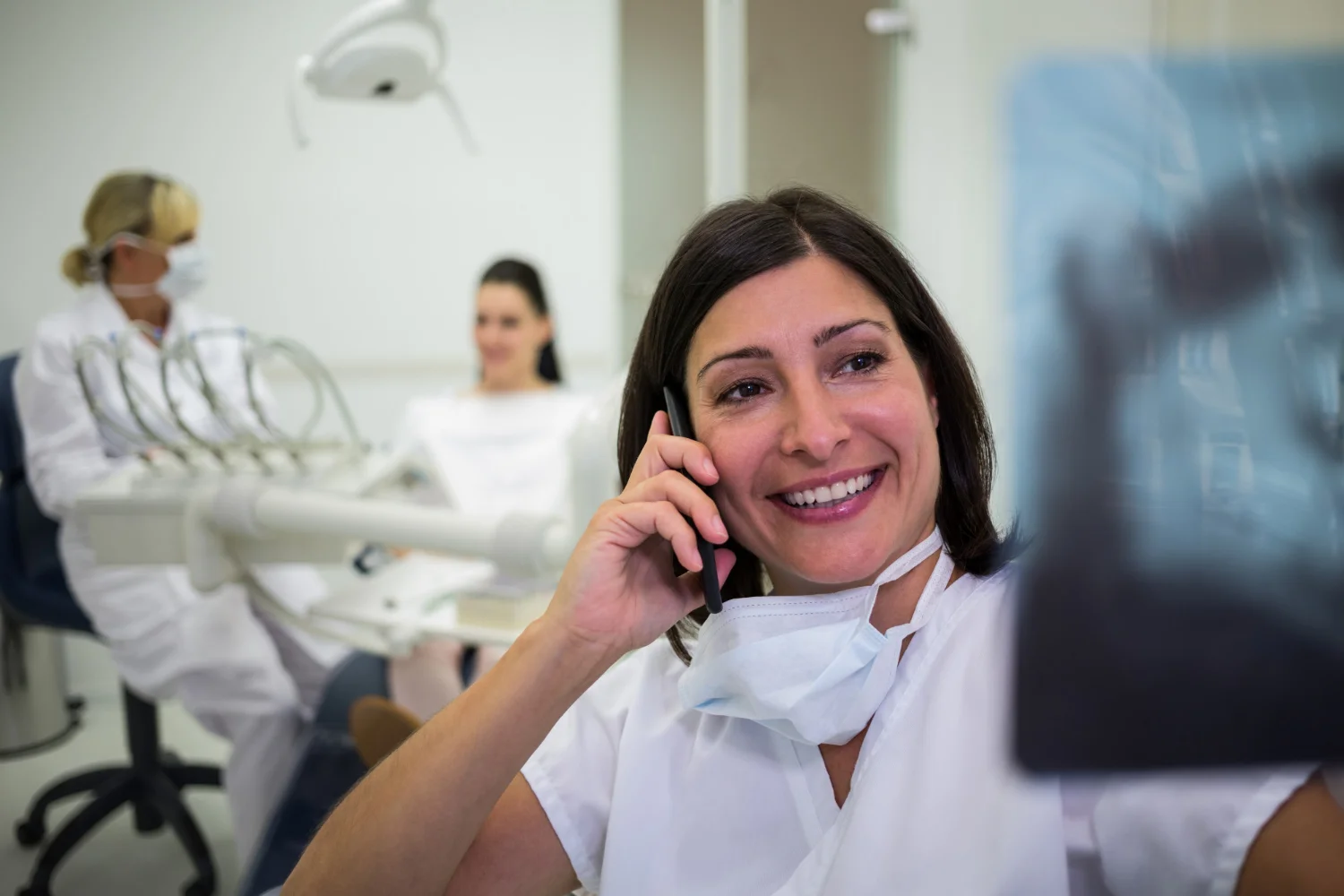 Dentista hablando por teléfono