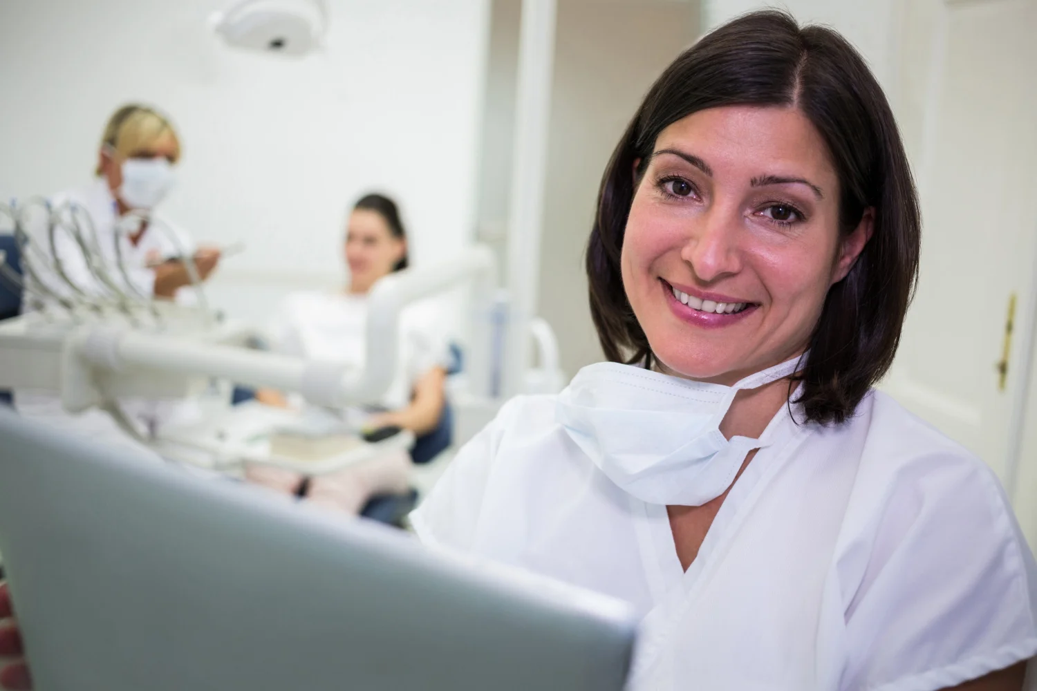 Dentista en clínica
