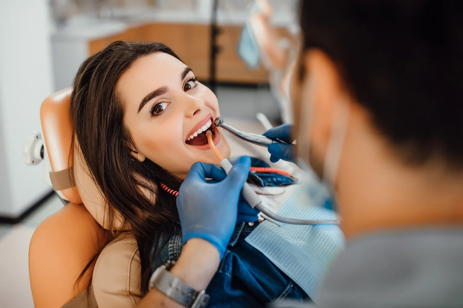 Dentista atendiendo a mujer